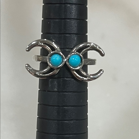 Chic Silver Ring with Turquoise Accents - Picture 3 of 6